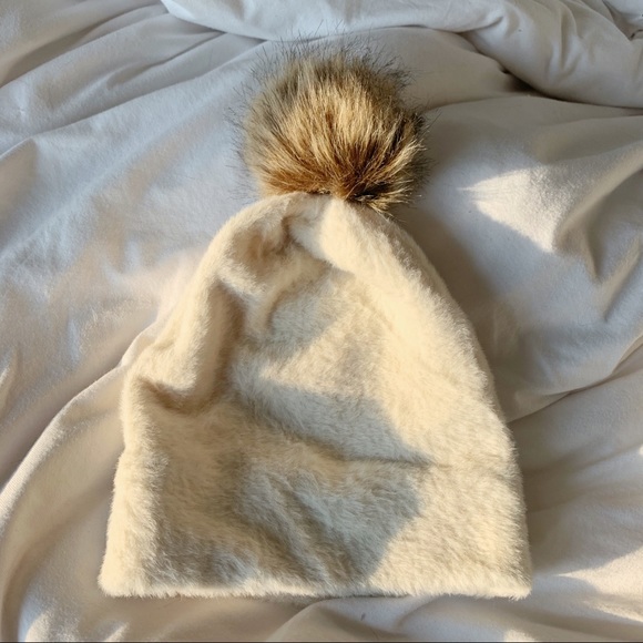 Urban Outfitters Accessories - 🛍 NWOT 🛍 2/$20 White Soft Fuzzy Winter Hat